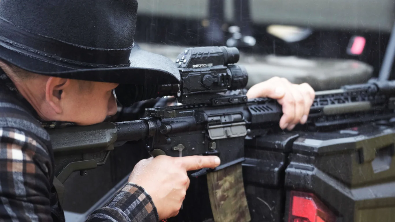 Mounted on AR15 platform to show how compact, lightweight and manouverable the unit is.